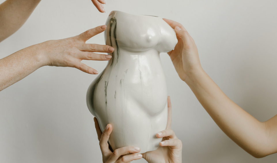 Femminilità e ciclicità: maternità, menopausa, oli essenziali e rimedi naturali